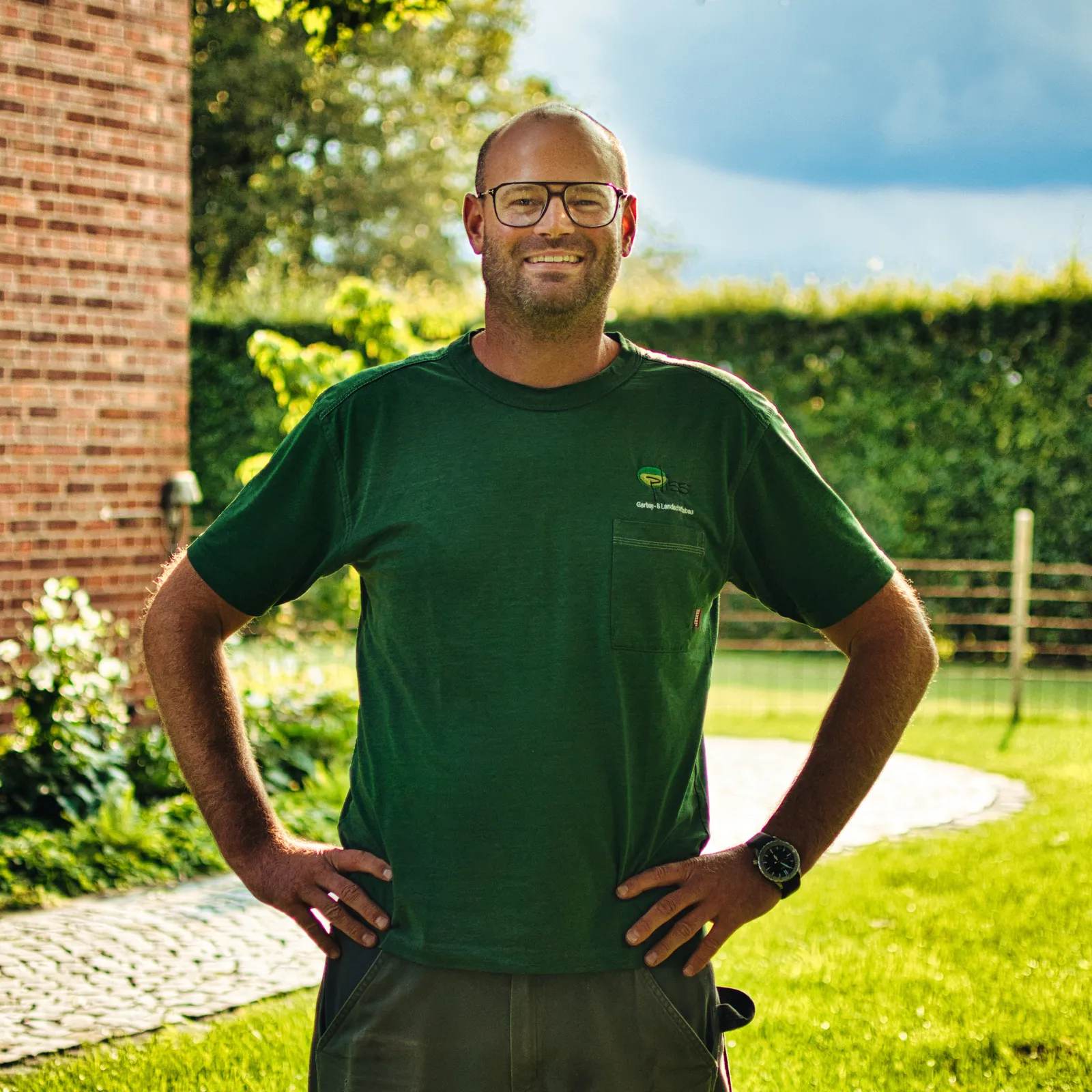 Tobi Pliss im Garten vor seinem Betrieb